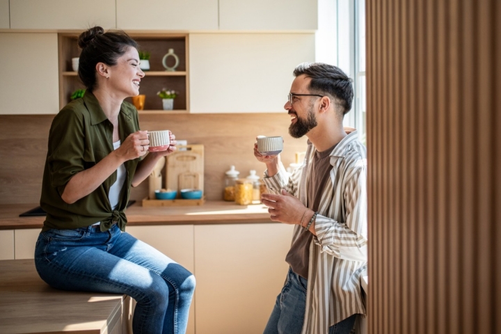Una pareja toma un café romántico