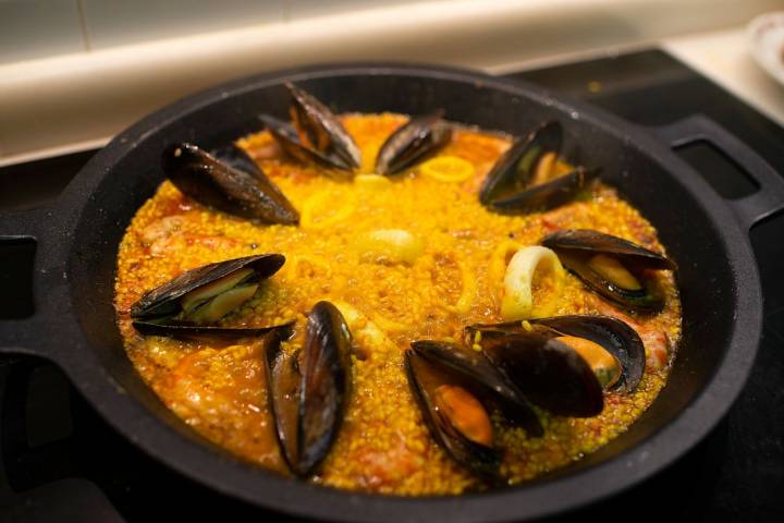 La paella de marisco en plena cocción: 7-8 minutos a fuego fuerte y lo mismo a fuego suave.