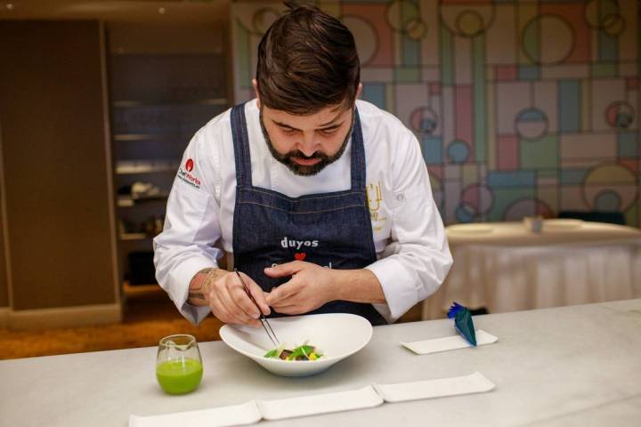 Juanlu Fernández, de 'Lú, Cocina y Alma', ultima el plato.