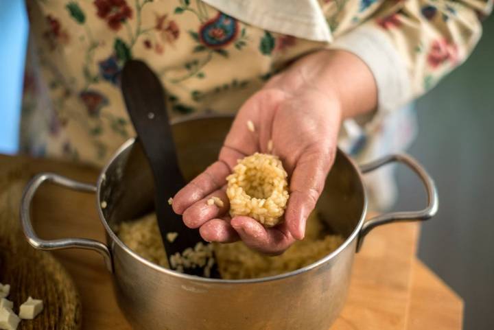 Cuando el arroz se puede colocar en la palma de la mano sin quemarse, hacer una bola más o menos como un huevo grande.