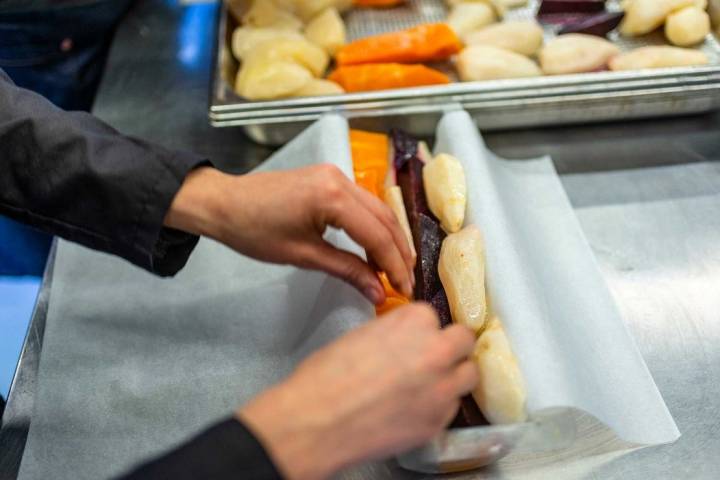 Una vez hervidas, las verduras se colocan en la tarrina donde permanecerán 24 horas en la nevera.