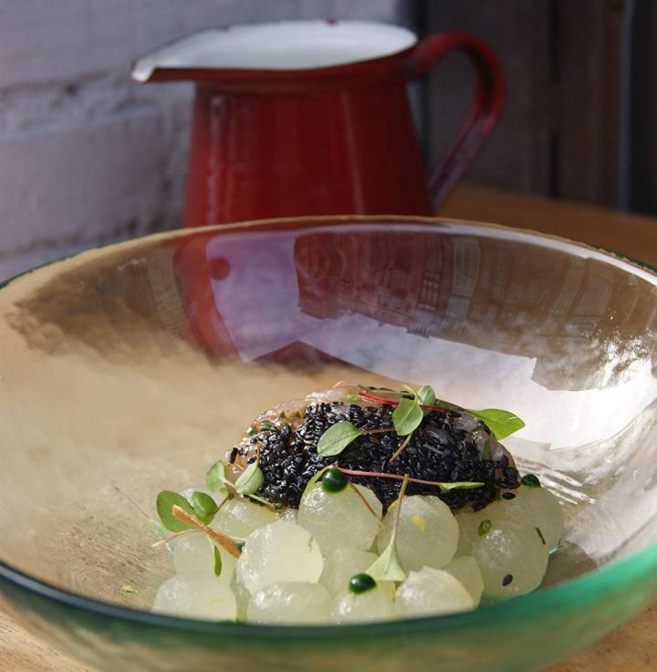 Sopa fría de limoncelo Justina y melón, tartar de gamba y jugo de su cabeza.