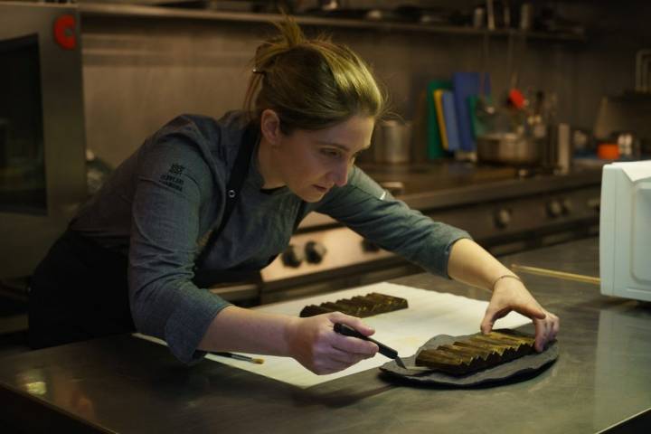 Turrón de crocante de guianduja y naranja: pintando con polvo de oro