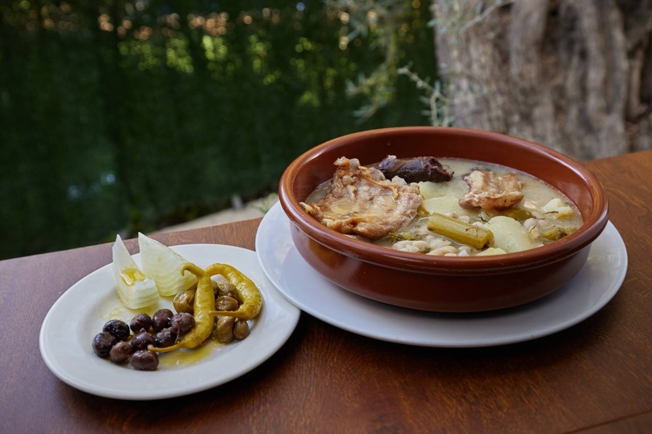 Puchero de cardo e hinojos con habichuela blanca y su 'pringá'