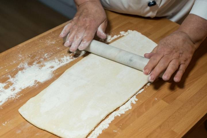 Preparando la masa del Galette des Rois