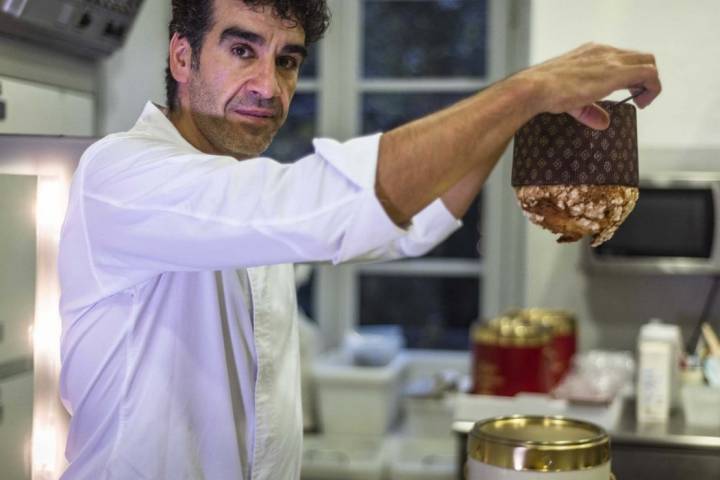El último paso es dejar que el panettone se enfríe boca abajo para evitar que pierda su forma.