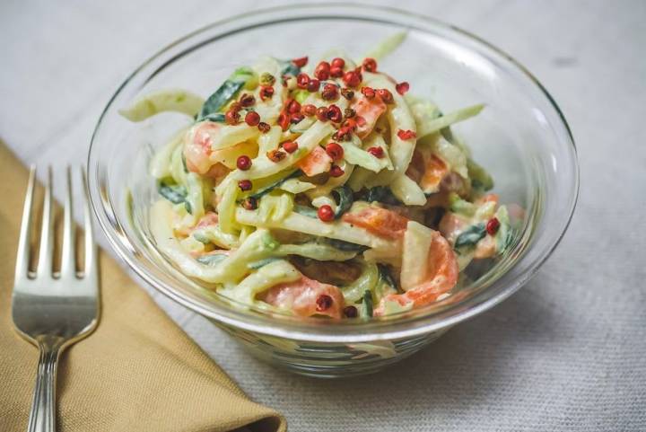 Ensalada de pepino, daikon y salmón ahumado.