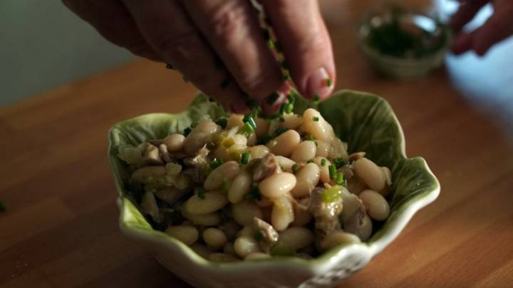 El toque final: la ensalada verde por los bordes.