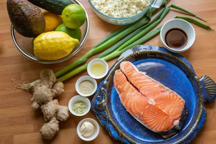 Ingredientes del poke bowl de salmón.