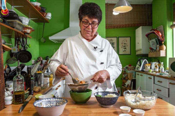 Rosa Tovar cuela los tacos de atún con aliño en un colador para la receta del poke bowl de atún picante.