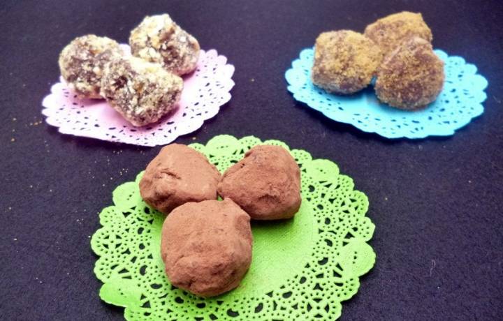 Trufas de tres tipos sobre blondas de colores.