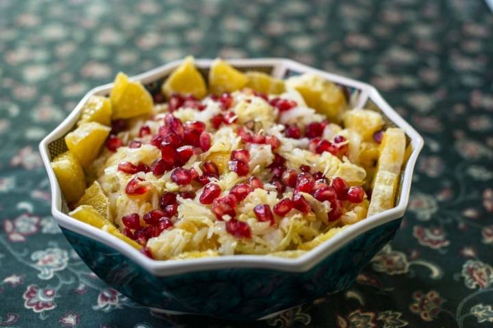 Esta ensalada proporciona una alegre mezcla de colores a la mesa.