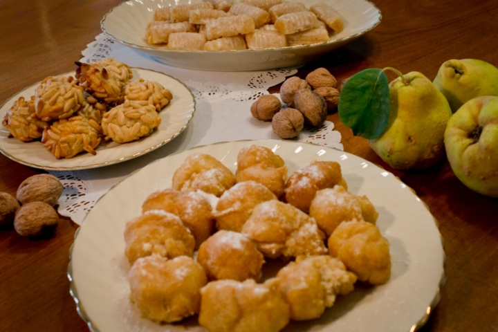 Buñuelos de viento, panellets y huesos de santo.
