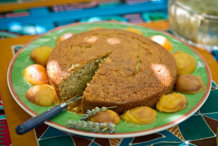 Bizcocho de plátano con albaricoques salteados