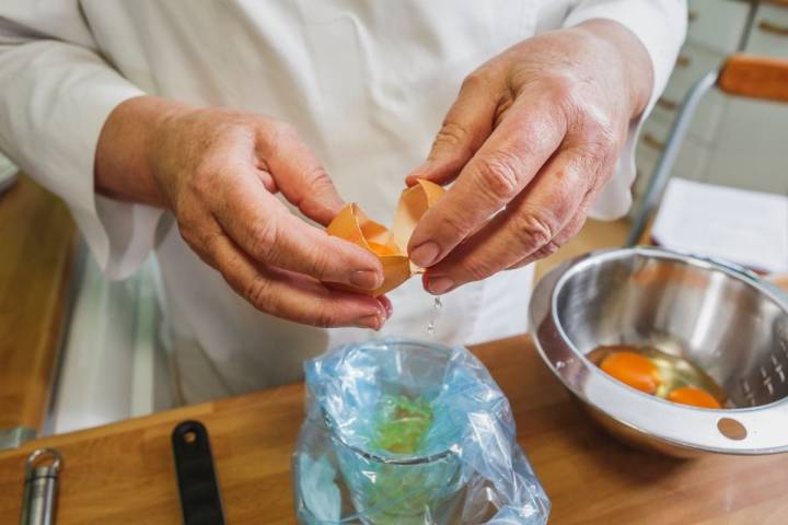 Separando las yemas de las claras para el postre Tigeladas