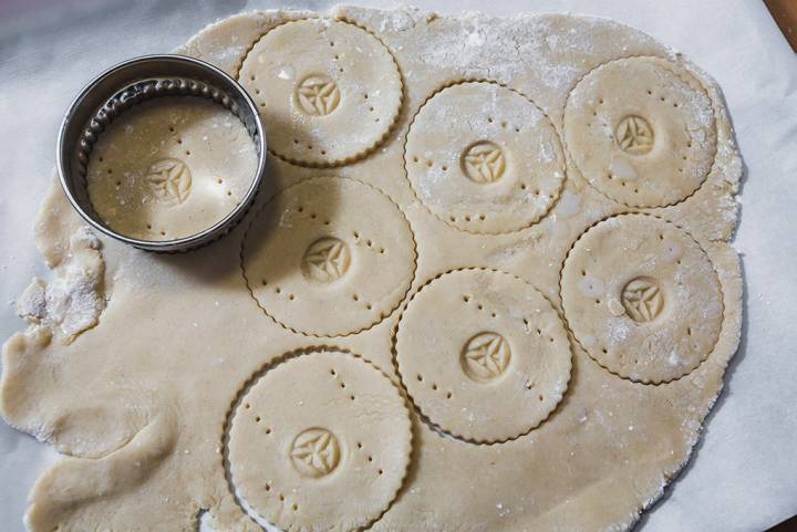 Recortar las galletas de unos 8-10 cm de diámetro.