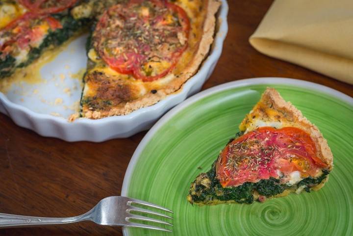 Tarta o quiche de espinacas y tomates.