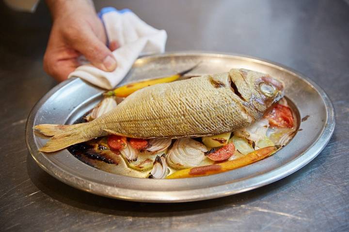 En unos 20 minutos el pescado está preparado para servirse.