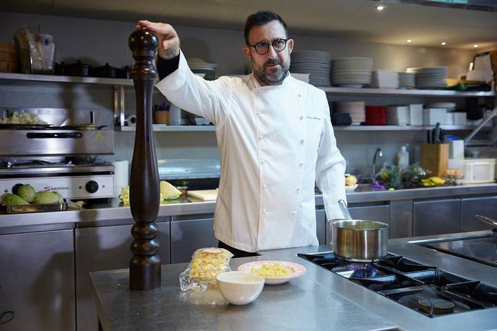 El cocinero Òscar Manresa preparando nuestro menú.