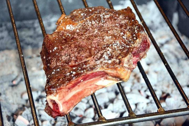 Txuleta de vacuno a la parrilla del restaurante Sukaldean Bai Bokado, en Madrid. Foto: Sukaldean Bai Bokado.