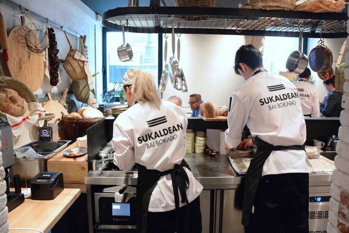 Vista desde la cocina del restauarante Sukaldean Bai Bokado, en Madrid. Foto: Sukaldean Bai Bokado.