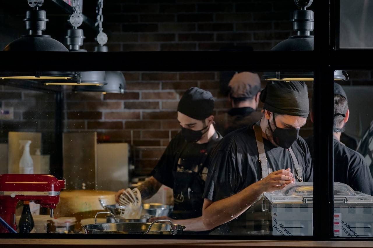 Todavía hay quien se atreve a arrancar un negocio en tiempos de covid. En la imagen: la cocina de 'Fokacha'.