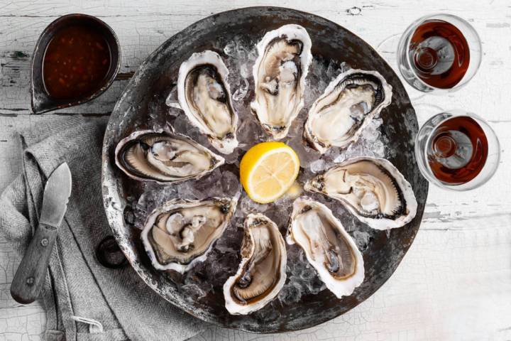 En el mercado, además de ostras como estas, encontrarás salazones, conservas, caviar ruso... Foto: Ostrarium.