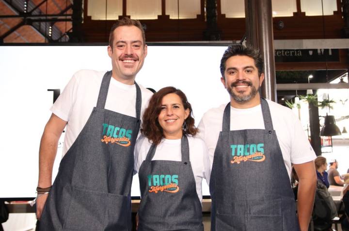 Roberto Ruiz, junto a su equipo, acerca la taquería popular al público del mercado. Foto: Tacos, Margaritas y Punto.