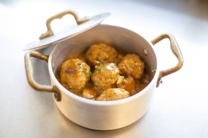 Guiso de albóndigas, un plato clásico pero que siempre apetece. Foto: Grill Room Bar Thonet.