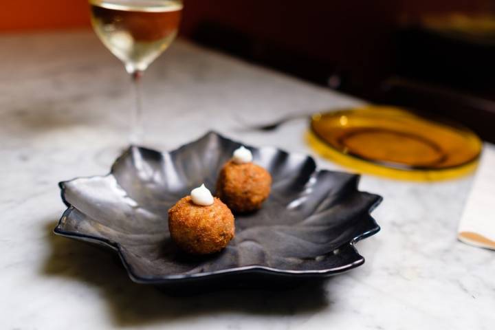 Croquetas de rabo de vaca de 'Fonda Pepa'. Foto: Ignasi Cebrecos.