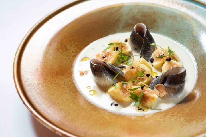 Ensalada de sardinas, ajoblanco de hinojo e higos. Foto: Salino.