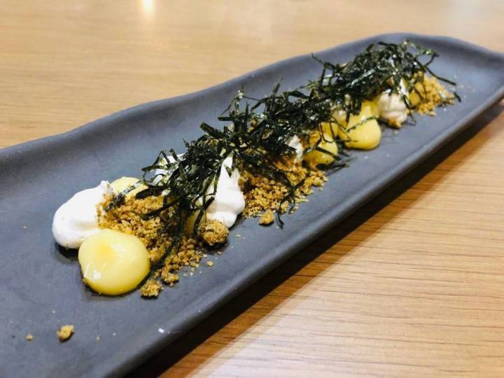 Postre de 'yuzu', merengue y alga 'nori' (o tarta de limón al estilo japonés). Foto: 'Yoko Barbate'.