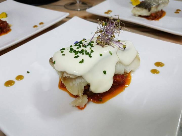 Bacalao confitado a baja temperatura con piperrada y ligera crema de ajo. Foto: Facebook 'Tracamundana'