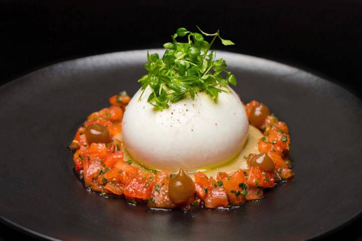 Burrata con tomate, cremoso de berenjena asada, gel de dátiles y ensalada de concasse. Foto: 'Avec'.