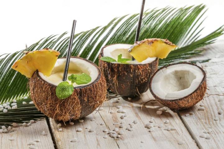 Sorprende a tus invitados sirviendo la piña colada en un coco.