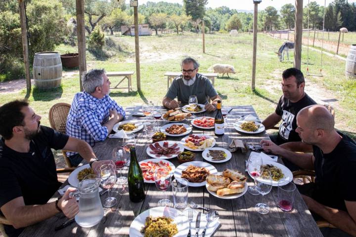 Comiendo en el cañizo tras el recorrido.