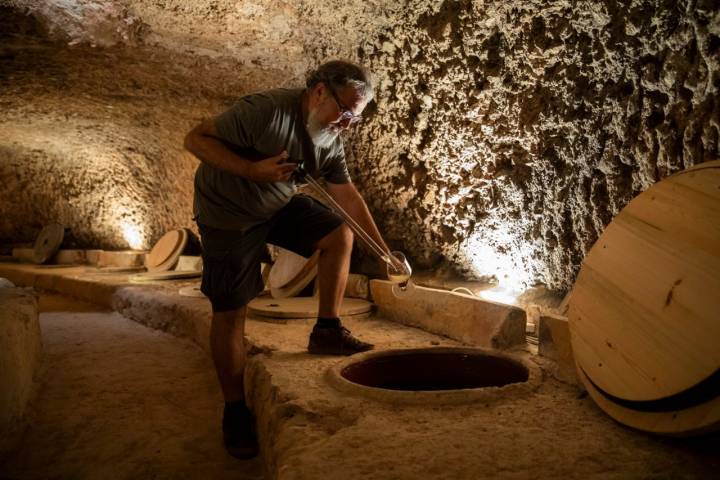 Bodega antigua con tres galerías subterráneas que albergan casi 100 tinajas de barro del siglo XVII.