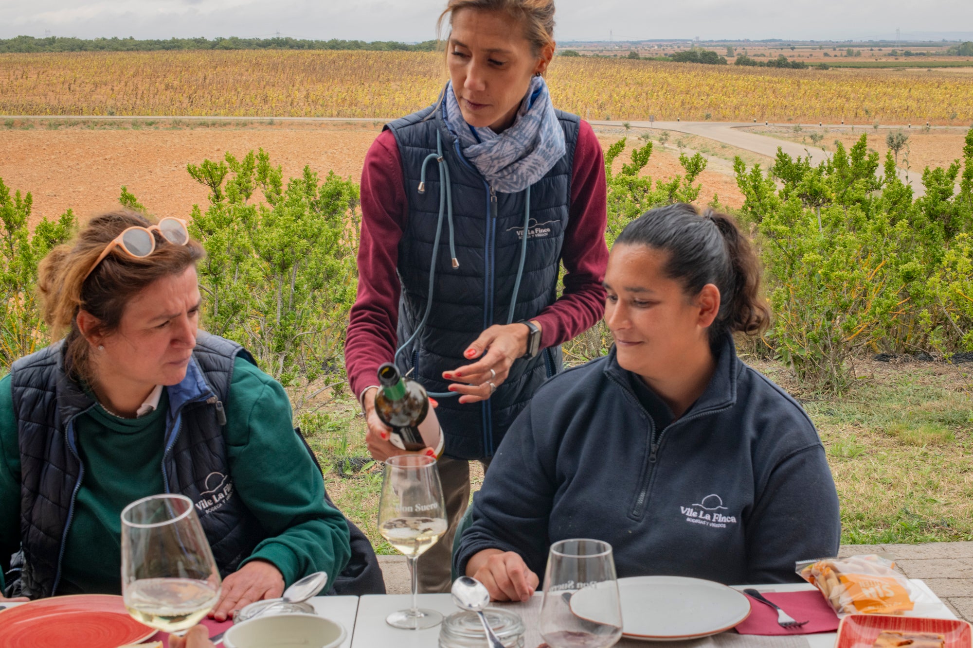 Mujeres tomando vino.