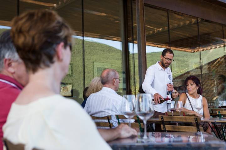 Bodegas Bal Minuta Ernst sirviendo copa