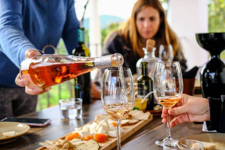 Una mujer sirve una copa de vino rosado Bes 2021