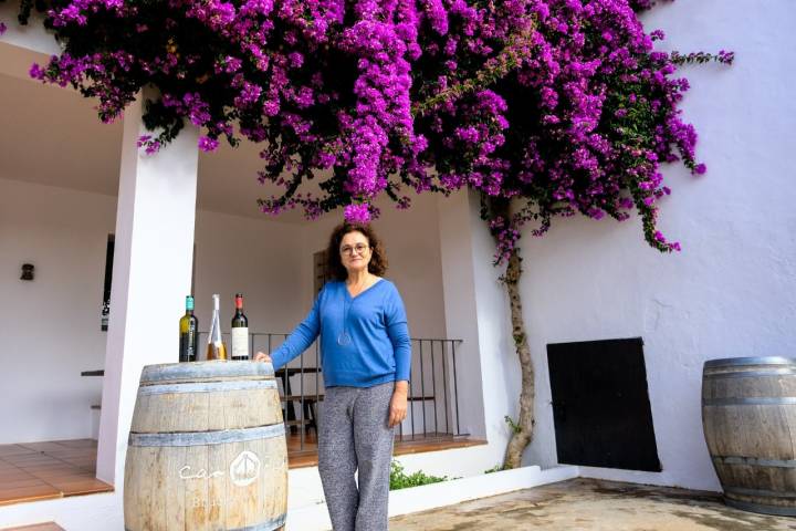 Stella González, dueña de la bodega, posa en la entrada de la casa.