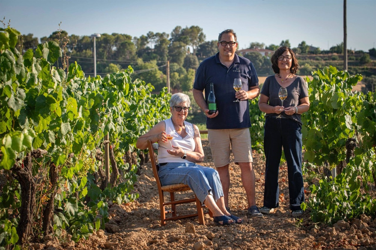 Los hermanos Colet, Sergi y Olga, con su madre Luz en su viñedo