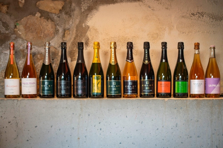 No hay botella de Colet que no apetezca probar. Aquí en la sala de catas de la bodega. 