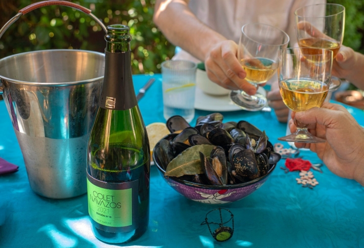Colet Navazos terminado con manzanilla pasada en lugar de lícor de expedición, perfecto para disfrutar en casa con unos mejillones. 