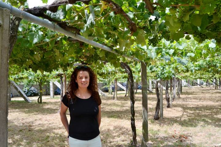 María Falcón en los viñedos de su familia.