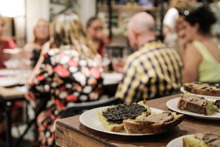 Tostas de paté de perdiz roja y de aceituna negra, el aperitivo.