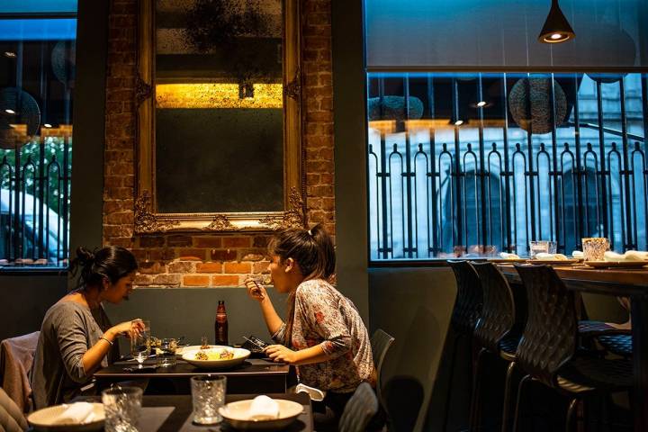 El ambiente del restaurante es joven y cosmopolita.