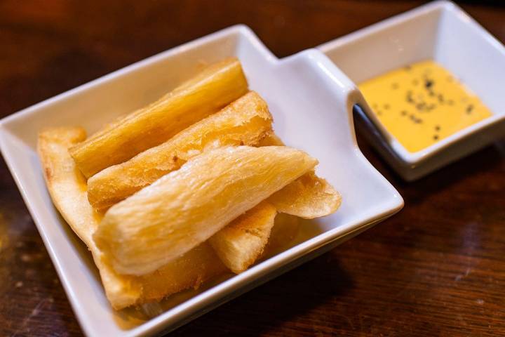 En 'El Inca' te sirven el cóctel con un aperitivo típico, en este caso yuca frita.