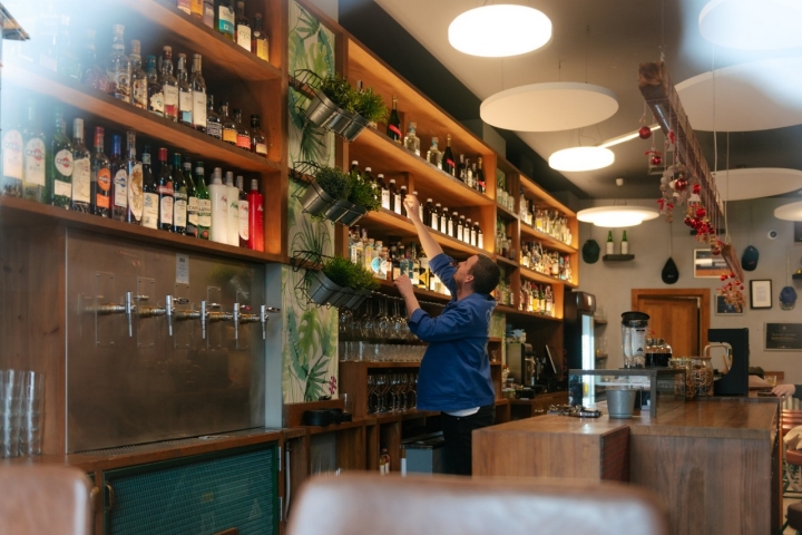 El Patio de Butacas' es un bar singular, rodeado de sidrerías.