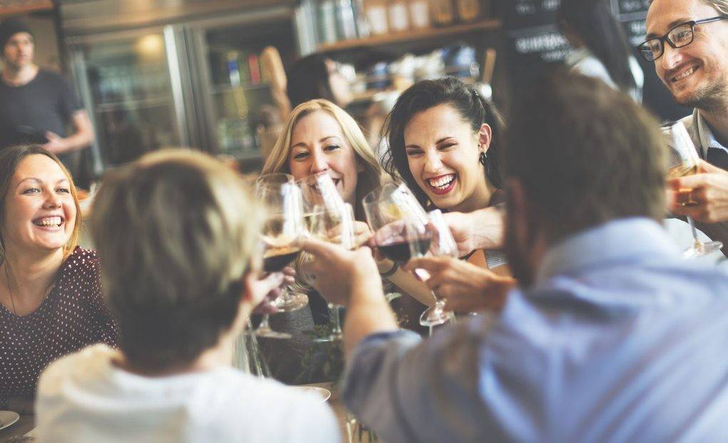 Amigos brindando con vino.